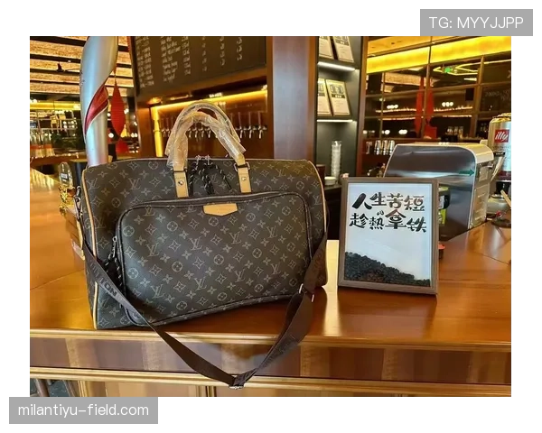 韩旭下飞机拎着个大牌包，我这银行卡瞬间失去存在感